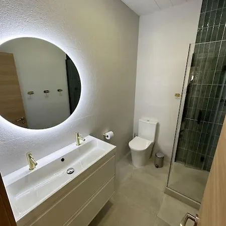 Comfortable In Center With Private Parking Garage *