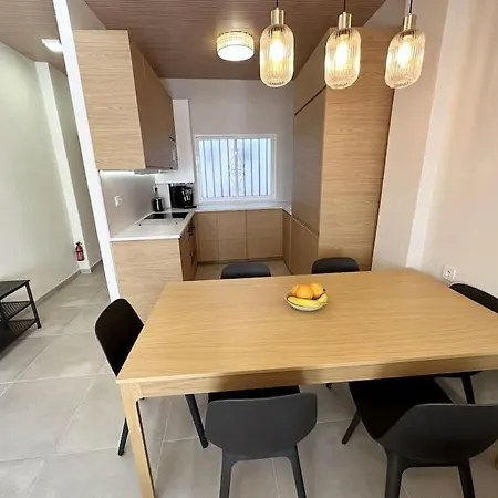 Comfortable In Center With Private Parking Garage Apartment *