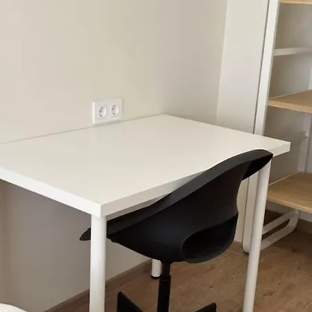 아파트 Comfortable In Center With Private Parking Garage